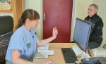 Пациенты врача-терапевта Татьяны Деликатной перечисляют симптомы своего недуга, которые врач вносит в программу «Сервис «ТОП-3», ставящую затем три предположительных диагноза. ФОТО: НЕЛЛИ ХАЛГИНОВА